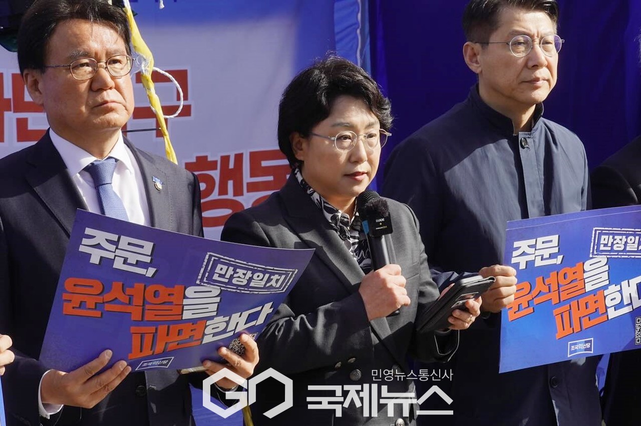 ▲김선민 조국혁신당 대표 권한대행은 26일 오전 서울 광화문 고궁박물관 앞 천막당사에서 열린 제11차 조국혁신당 탄탄대로 현장회의에 참석해 이번 주안에 마은혁 재판관을 임명하지 않을 경우 조국혁신당은 제야당과 협력해 한덕수 권한대행에 대한 탄핵소추안을 발의할 것이라고 말하고 있다./사진=이용우 기자