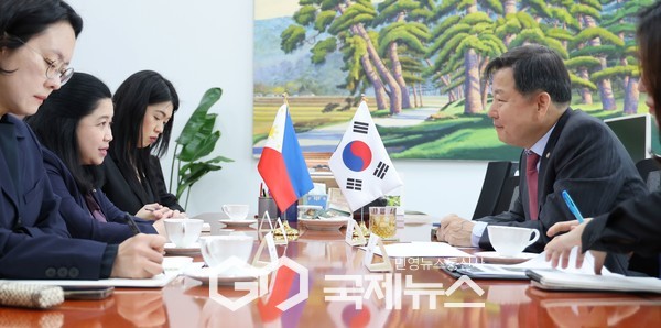 사진=26일 이철규 국회 산자중기위원장 ,테레사 디존 - 데 베가 주한 필리핀 대사 접견/산자중기위원회