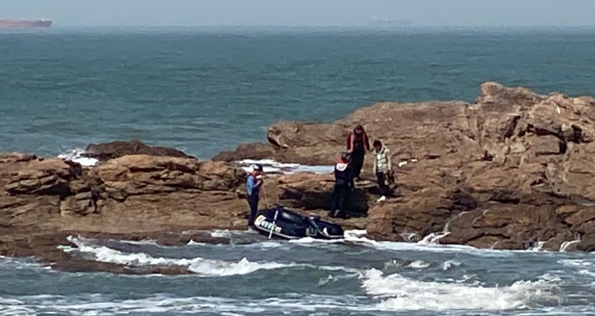충남 태안해경이 26일 만리포 선창여 갯바위 낚시객 2명을 고무보트로 구조하고 있다(사진/태안해경 제공)