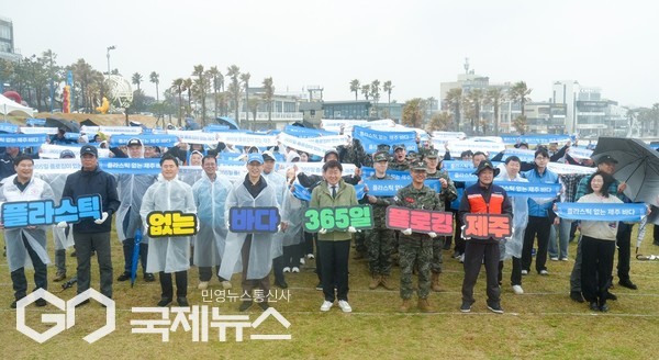 제주도는 27일 오후 도내 전역 40개 해안가에서 동시다발적으로 ‘플랫폼 기반 플로깅 활성화 사업 업무협약 기념행사’를 개최했다.[사진=제주도]