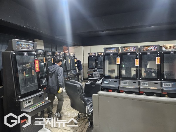 서귀포경찰서는 제주경찰청 단속반과 합동단속을 실시해 현장에서 게임기 89대와 불법수익금 250여만원을 압수했다.[사진=서귀포경찰서]