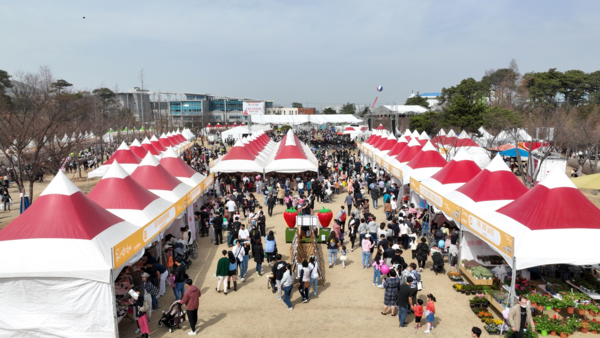 '2025 논산 딸기축제' 초대가수 라인업과 성심당 메뉴 화제