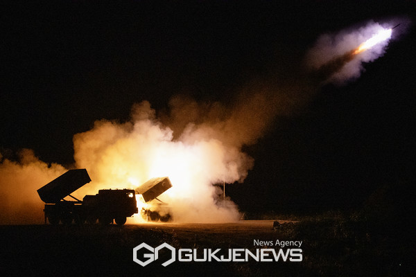 육군 1군단, 천무의 위력...다련장로켓 천무 동해상에서 실사격 실시.(사진제공.육군)