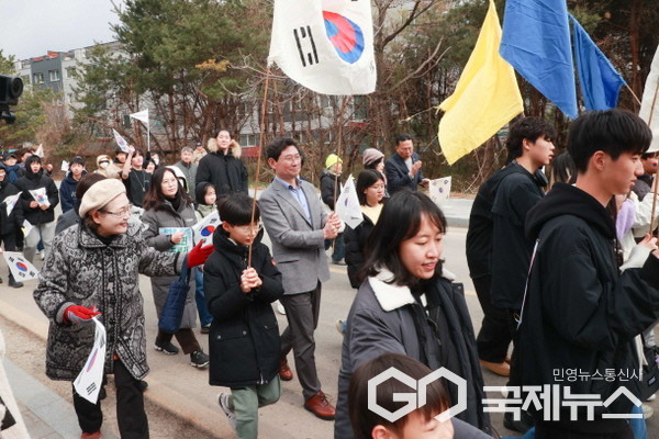 (사진=용인시) 29일 이상일 용인특례시장이 머내만세운동 기념식 후 참석자들과 행진하고 있다