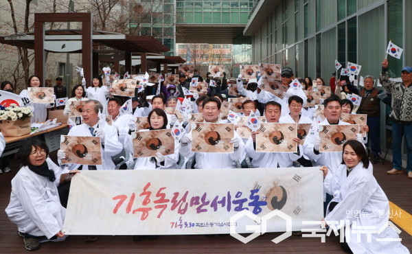 (사진=용인시) 29일 이상일 용인특례시장이 기흥독립만세운동 기념식 참석자들과 기념사진을 찍고 있다