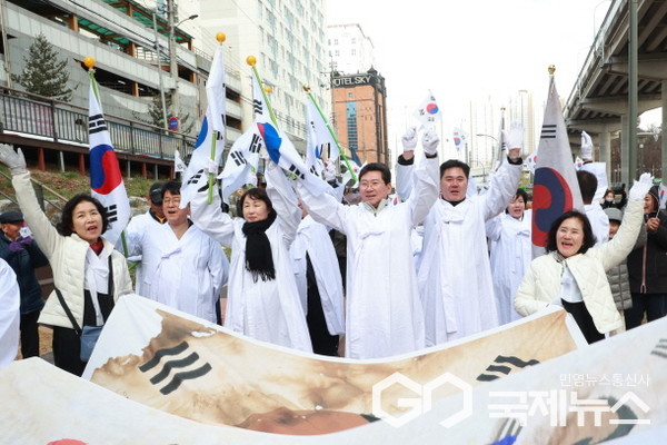 (사진=용인시)29일 이상일 용인특례시장이 기흥독립만세운동 기념식 참석자들과 행진하며 대한독립만세를 외치고 있다