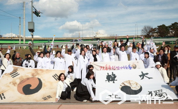 (사진=용인시)29일 이상일 용인특례시장이 기흥독립만세운동 기념식 참석자들과 기념사진을 찍고 있다