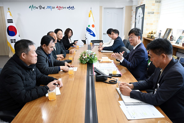 (사진/안산시 제공) 이민근 안산시장(오른쪽 두번째)이 (사)전국아파트입주자대표회의연합회 임원진과 간담회를 진행하고 있다.