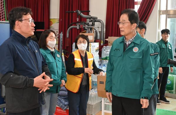 안동지역 산불 피해 학교 방문한 임종식 경북교육감... 길안중학교 대피소.(사진=경북교육청)