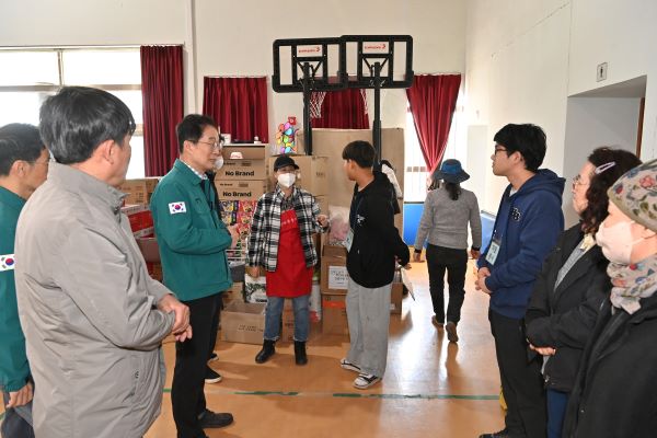 안동 길안중학교 대피소 방문한 임종식 경북교육감.(사진=경북교육청)