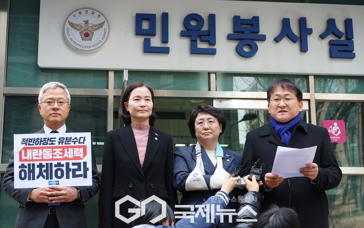 ▲조국혁신당 지도부는 31일 오후 서울 종로 서울경찰청 민원실 앞에서 주진우 국민의힘 의원 무고죄 고발 기자회견을 하고 있다./조국혁신당