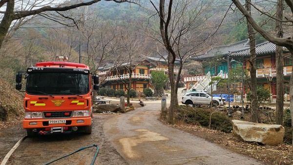 청계사 앞으로 다가온 산불 사진/하동군