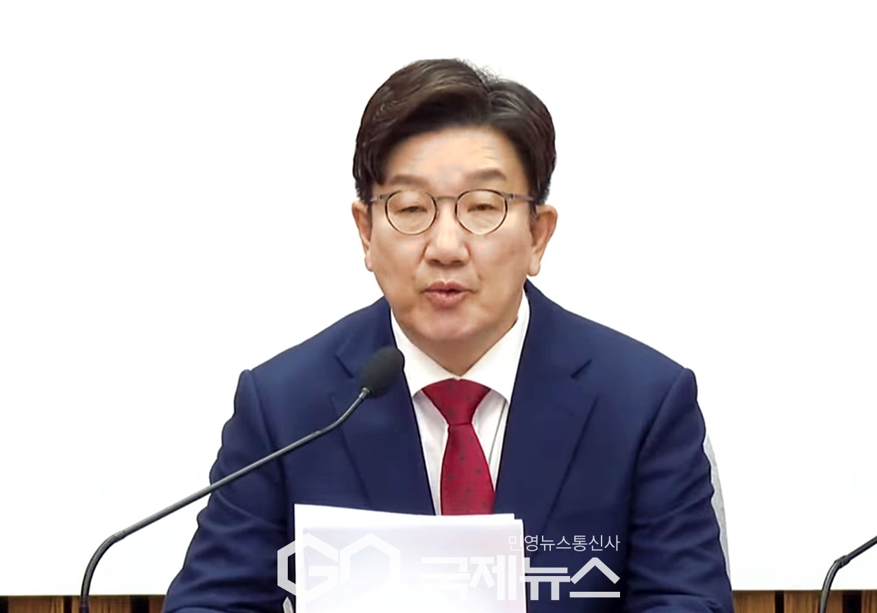 ▲권성동 국민의힘 원내대표는 1일 오전 국회에서 원내대책회의를 주재하며 민주당은 헌법재판소 모독 발언을 사과하고 대통령 탄핵을 강요하는 모든 언동을 즉각 중단하라고 촉구하고 있다./사진=이용우 기자