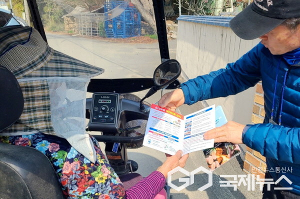 (사진제공/창녕군)  창녕군이 군민들에게 소나무류 이동단속에 관한 안내문을 전달하고있다.