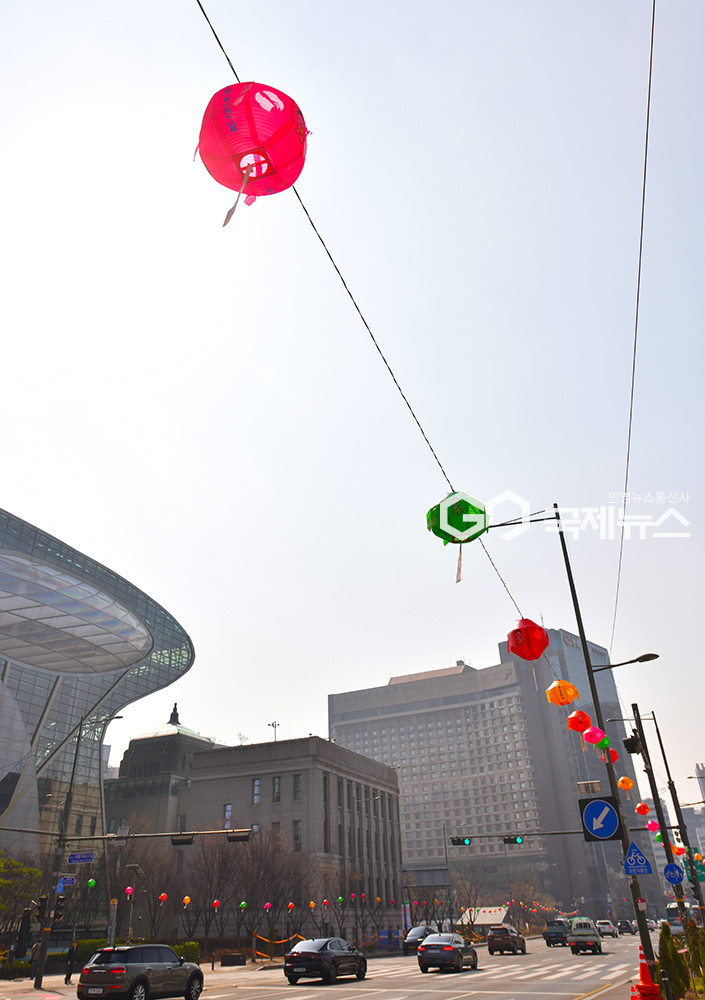 불기2569 부처님오신날(5월 5일) 앞두고 도심 오색연등 걸려 (사진=안희영 기자)