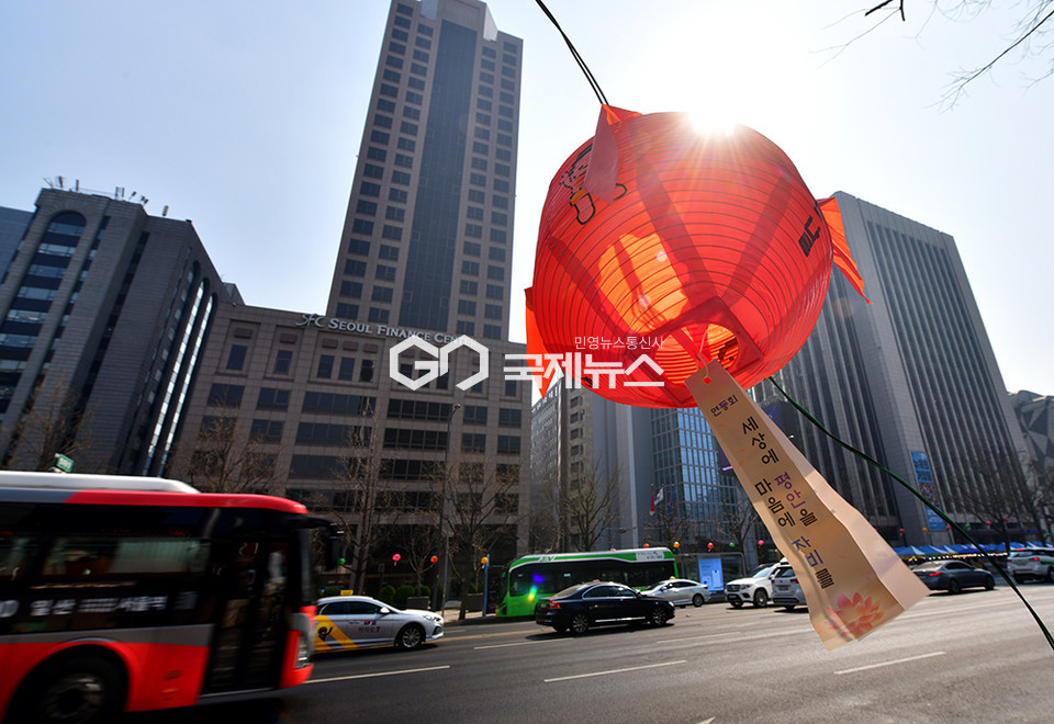 불기2569 부처님오신날(5월 5일) 앞두고 도심 오색연등 걸려 (사진=안희영 기자)