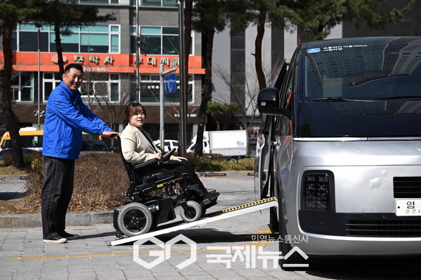 ▲ 유니버설디자인이 적용 된 특별교통수단에 휠체어 승객이 탑승하고 있다.[사진제공=화성특례시]