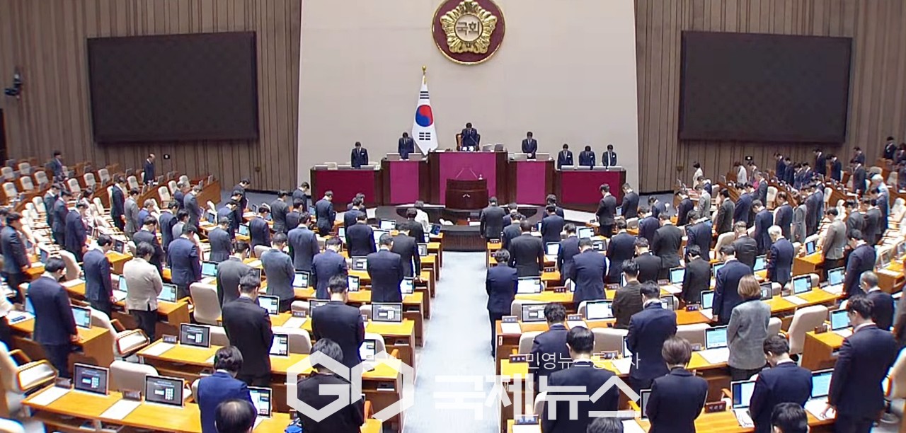 ▲우원식 국회의장을 포함해 여야 국회의원들은 2일 오후 국회 본회의에서 최악의 산불발생으로 사상자가 발생해 유가족을 위로하고 희생자의 명목을 빌고 있다./사진=이용우 기자 