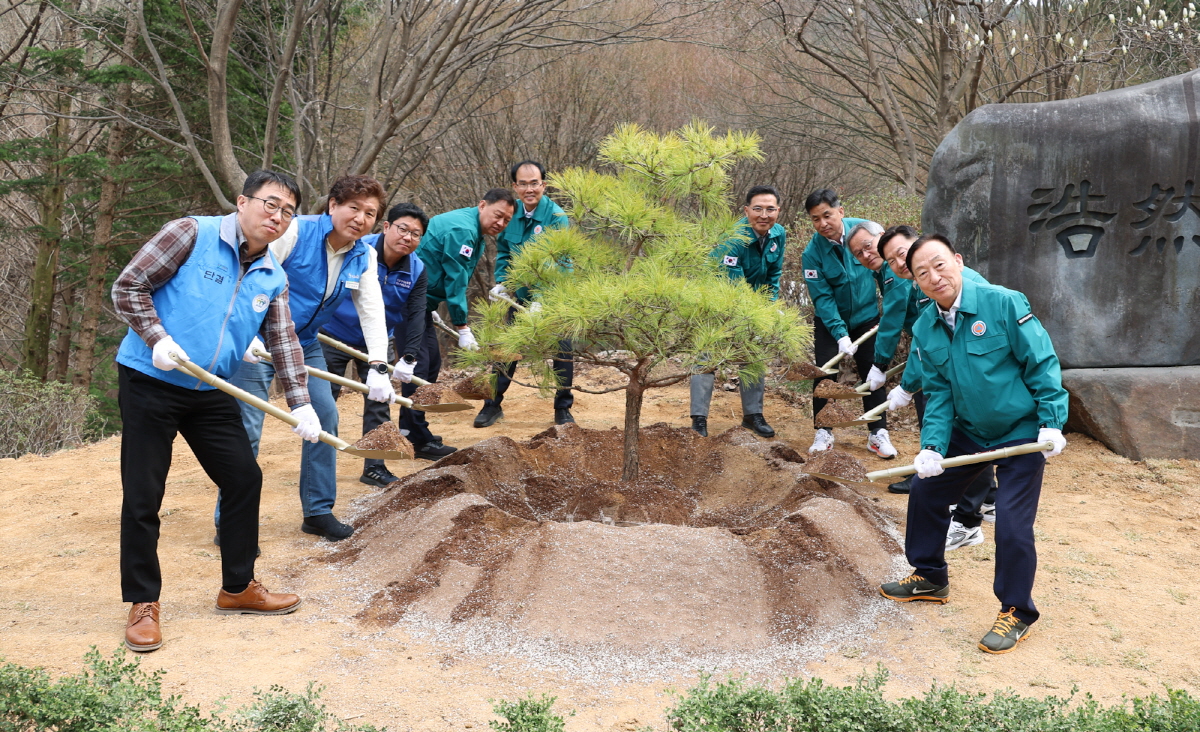 대전시교육청은 제80회 식목일을 맞아 2일, 대전교육연수원 교육공동체 힐링파크에서 식목 행사를 실시했다. / 대전교육청 제공