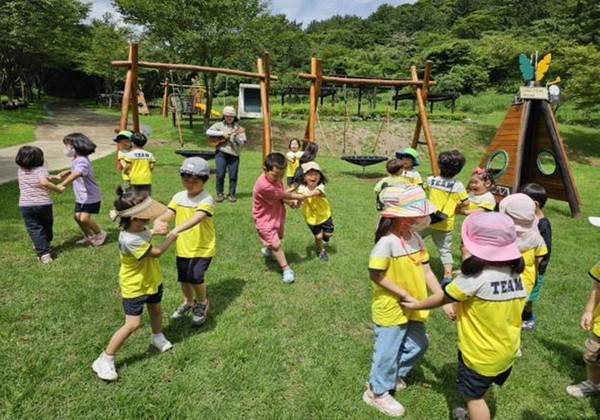 제주시 노루생태관찰원은 4월부터 10월까지 유아들을 대상으로 숲체험 프로그램 ‘노루랑 친구들’을 운영한다.[사진=제주시]