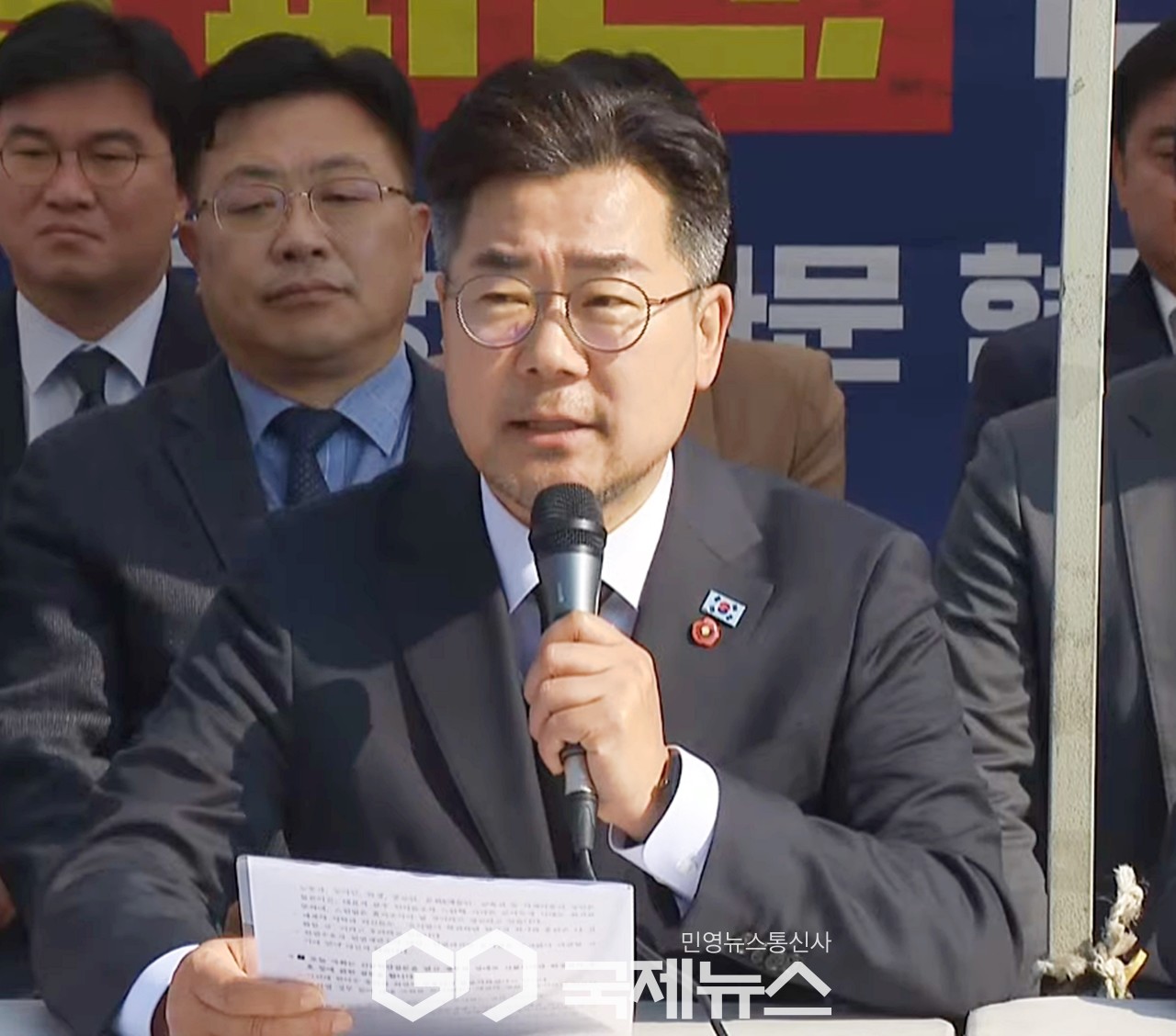 ▲박찬대 더불어민주당 원내대표는 3일 오전 서울 광화문 천막당사에서 정책조정회의를 주재하며 헌법재판소는 내일 헌법 파괴범 윤석열을 주저 없이 파면할 것이라 믿어 의심치 않는다고 말하고 있다./사진=원명국 기자