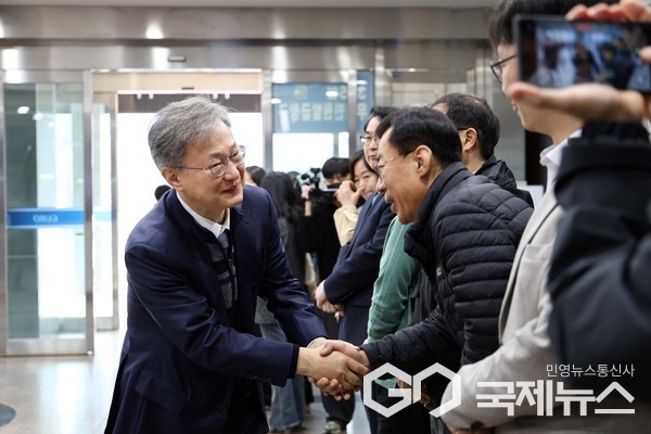 임기 첫날인 3일 장인홍 구로구청장이 직원들과 인사를 나누고 있다(사진=구로구청)