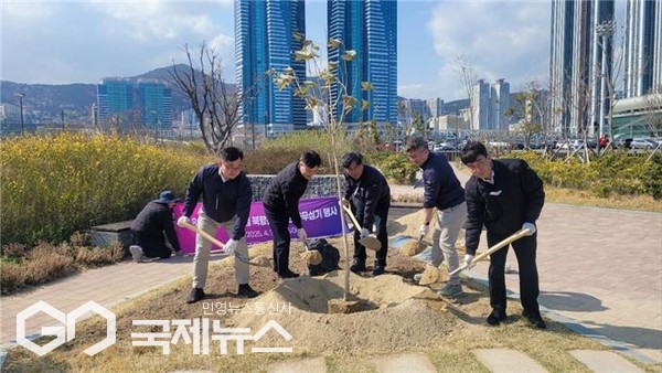 주상무 복지문화본부장(가운데 왼쪽), 김종현 공원처장(가운데 오른쪽)과 공단 간부진이 북항 친수공원에서 황칠나무를 심고 있다/제공=부산시설공단