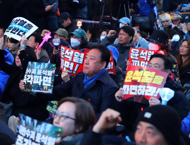 지난 3일 어기구 국회의원(사진 가운데)이 헌법재판소 앞에서 개최되는 윤석열 탄핵 염원 시민들과 함께 시위를 하고 있다(사진/어기구 의원 페이스북 갈무리)
