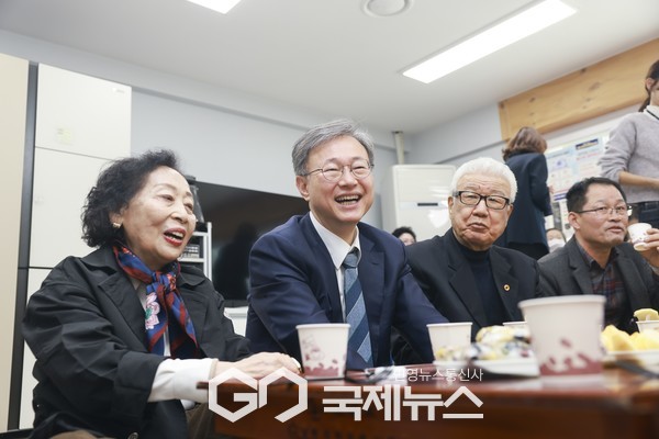 4일 장인홍 구로구청장(왼쪽 두 번째)이 화원경로당에서 어르신들과 이야기를 나누고 있다(사진=이지영 기자)