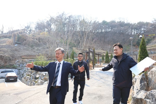 4일 장인홍 구로구청장(왼쪽 첫 번째)이 온수근린공원 무장애 조성지 현장을 점검하고 있다(사진=구로구청)