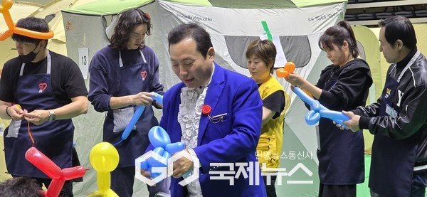 오케이좋아연예인봉사단의 함현진마술사가 안동산불피해 주만들에게 마술공연 후 요술풍선으로 선물하고 있다(사진=오케이좋아연예인봉사단)