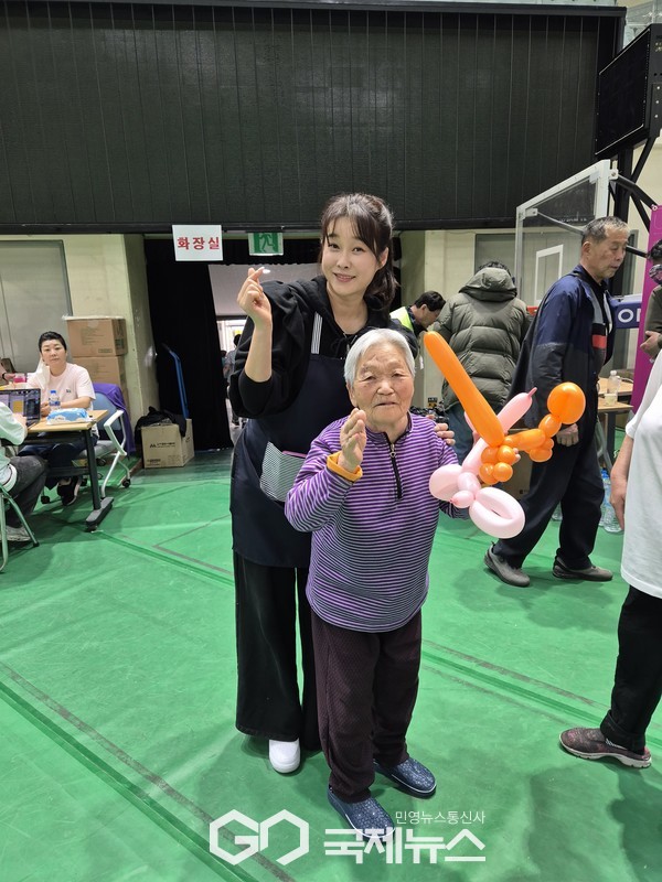 텔런트 현영이 어르신들을 위해 풍선을 만들었다(사진=오케이좋아연예인봉사단)