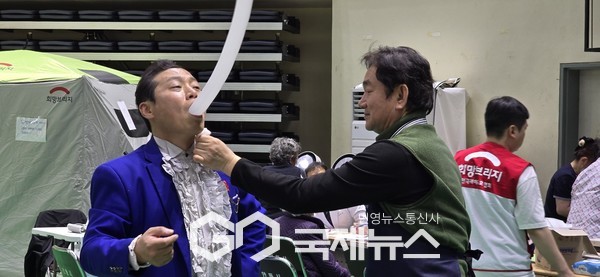 탤런트 배도환이 함현진마술사와 함께 풍선마술을 하고 있다(사진=오케이좋아연예인봉사단)
