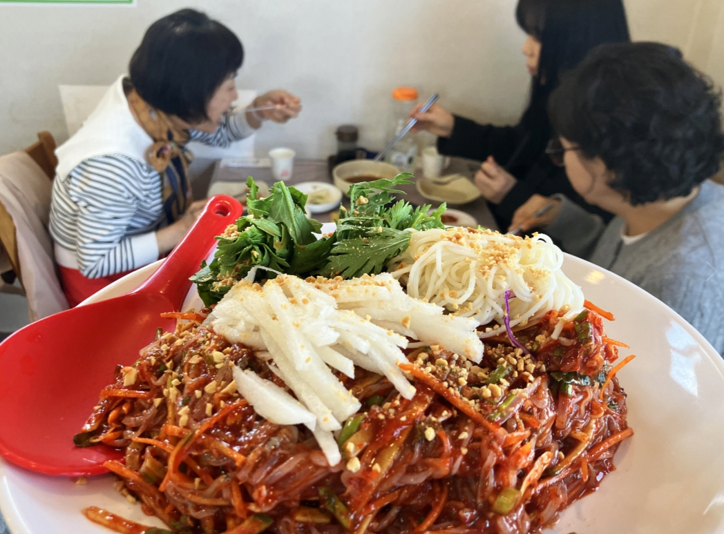 4일 충남 태안군 남면 마검포 한 식당에서 실치 무침을 손님들에게 가져다 주고 있다(사진/태안군 제공)