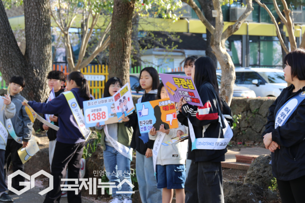 서귀포경찰서(서장 김용태)는 7일 오전 서귀포시 소재 중문초·중학교에서 등굣길 학생 대상으로 ‘학교폭력 예방 캠페인’ 활동을 전개했다.[사진=서귀포경찰서]