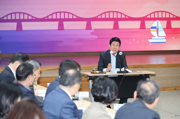 이강덕 포항시장은 7일 시청 대회의실에서 4월 확대간부 회의를 주재하고, 행정이 중심을 잡고 민생과 안정을 지켜나갈 것을 당부했다. (사진 = 포항시)