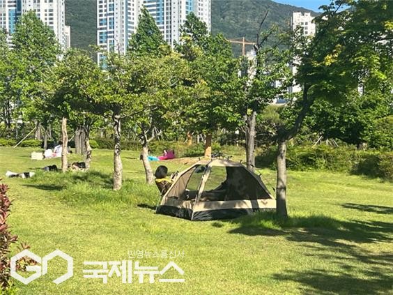 부산 시민공원 야외에서 그늘막 텐트를 치고 휴식 중인 이용객 모습/제공=부산시설공단