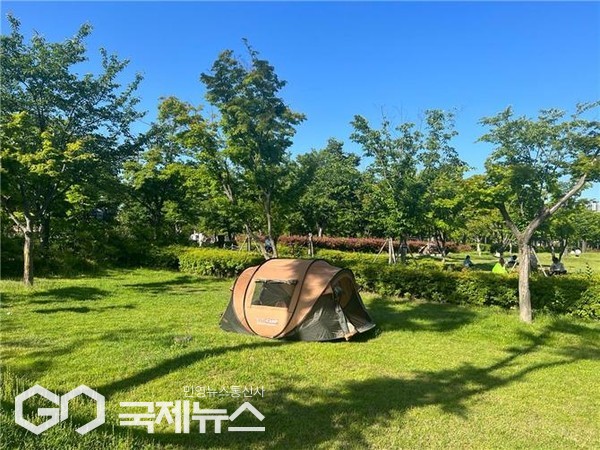 부산 시민공원 야외에서 그늘막 텐트를 치고 휴식 중인 이용객/제공=부산시설공단
