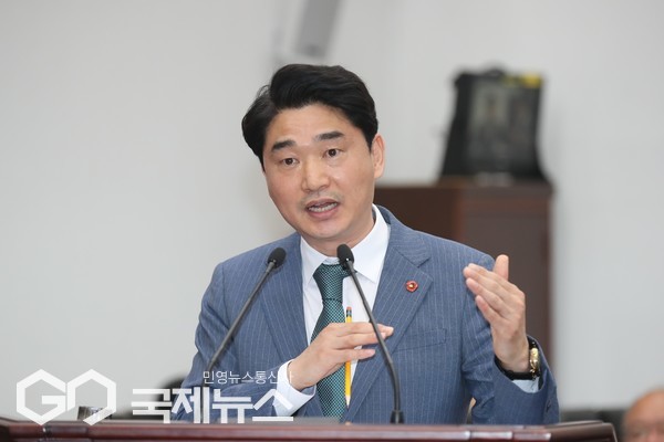 제주도의회 강경문 의원(국민의힘·비례대표)는 지난 7일  열린 제437회 임시회 제2차 본회의 도정질문 자리에서 청소년 버스요금 무료화에 이어 일반(성인)버스 요금 정액제 카드를 꺼내들었다. [사진=제주도의회]