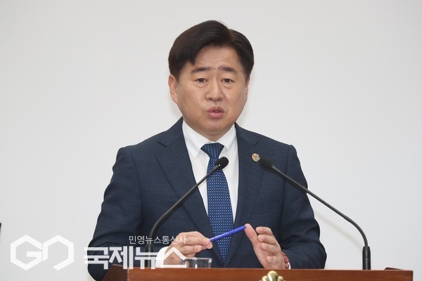 오영훈 지사는 강경문 의원이 제안한 일반(성인)버스요금 정액제에 대해 "매우 좋은 정책 제안이라고 생각한다"며 "다만 정액제의 경우 다양한 교통수단이 있는 경우 통합해 운영했을 때 더 효과가 있을 것으로 생각한다"고 긍정적인 대답을 했다.[사진=제주도의회]