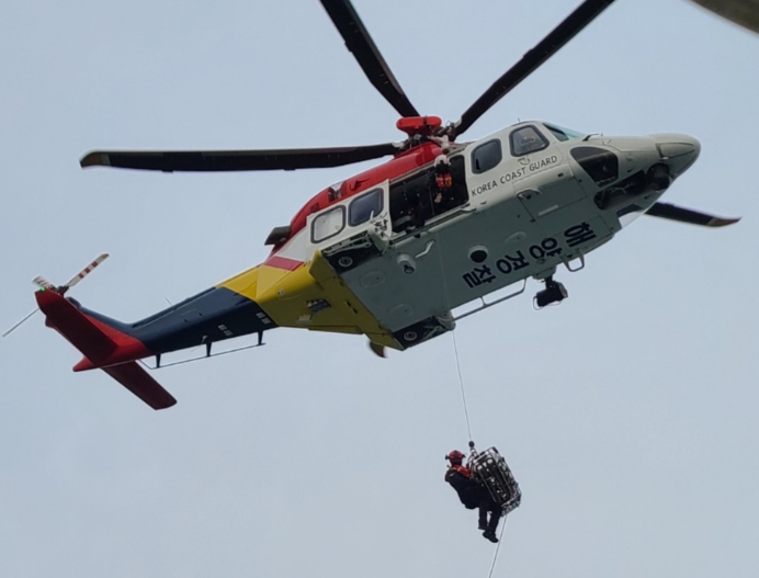 9일 충남 태안군 격렬비열도 북서방 15해리 해상에서 조업 중 다리가 절단된 외국인 선원을 태안해경이 헬기를 통해 신속 이송하고 있다(사진/태안해경 제공)