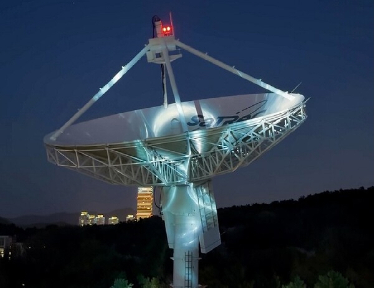 KAIST 우주연구원 위성안테나에 프로잭션 매핑으로 구현한 아이리스 / KAIST 제공