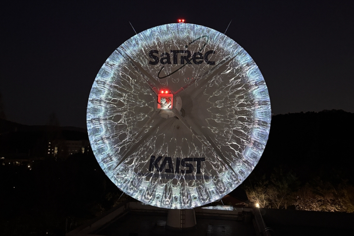 '아이리시-오픈 유어 아이즈 프로젝트' 지드레곤의 홍채 데이타를 이용한 AI 아트로, 인공위성 안테나 프로잭션 맵핑으로 구현했다. /  KAIST 제공​