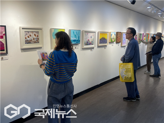 20주년 기념전 전시현장을 찾은 관람객들 모습/제공=부산시설공단