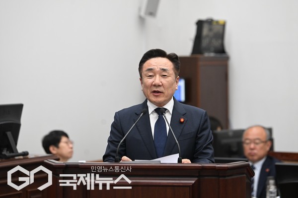 제주도의회 양경호 의원은 2023년 제안한 제주 동지역 중학교 남녀공학 전환이 당초보다 늦어진 2028년에 전환할 계획인지를 김광수 교육감에게 물었다.[사진=제주도의회]