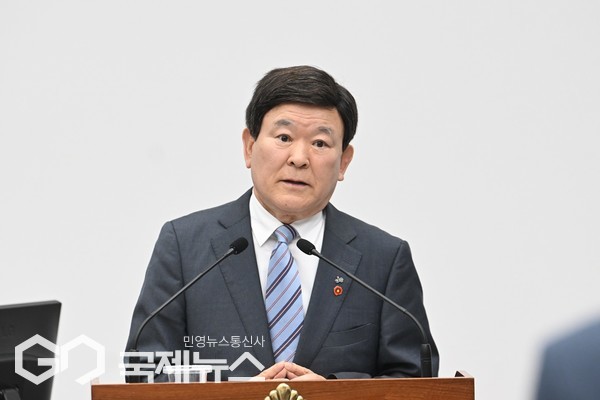 김광수 교육감은 10일 열린 제주도의회 제437회 임시회 본회의 제5차 교육행정질문에서 더불어민주당 양경호 의원(노형동 갑)의 중학교 남녀공학 전환 문제와 관련 동문회 설득과 화장실 신축에 문제가 있어 일정이 지연되고 있다는 입장을 피력했다.[사진=제주도의회]