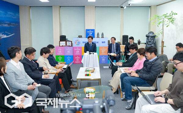 오영훈 제주도지사가 10일 열린 제주도청 출입기자단 간담회에서 새 정부가 오는 8월까지 제주형 기초자치단체 설치에 대한 방침을 결정해 주지 않을 경우 현재 목표로 하는 내년 7월 도입이 어려울 수 있다며 ‘데드라인’ 시점을 처음 언급했다. [사진=제주도]