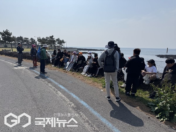 서귀포시교육지원청은 11일과 오는 6월 12일 태흥초등학교와 토평초등학교 학생 58명을 대상으로‘서귀포시 지역의 올레길 걷기 프로그램’을 운영한다.[사진=서귀포시교육지원청]