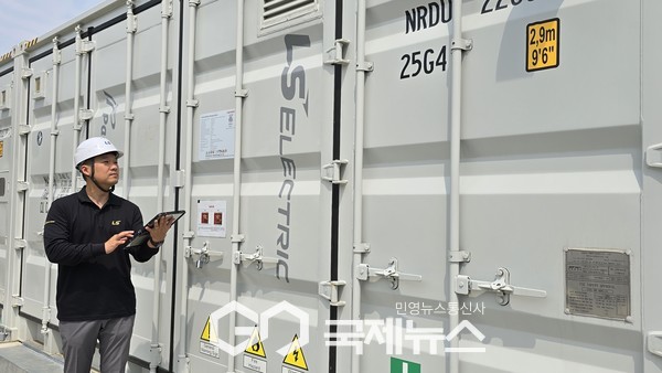 LS일렉트릭 관계자가 일본 홋카이도에 설치돤 계통연계 ESS를 점검하고 있는 모습