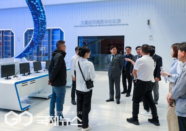 제주도는 오영훈 지사를 비롯한 제주대표단이 13일 중국 하이난성 원창시 우주항공슈퍼컴퓨팅센터를 시찰했다고 밝혔다. 이번 방문은 제주도의 우주산업 육성 전략 수립에 참고하기 위해 마련됐다.[사진=제주도]